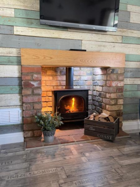Den of Joy Humberston Fitties sleeps 6,hot tub,log burner
